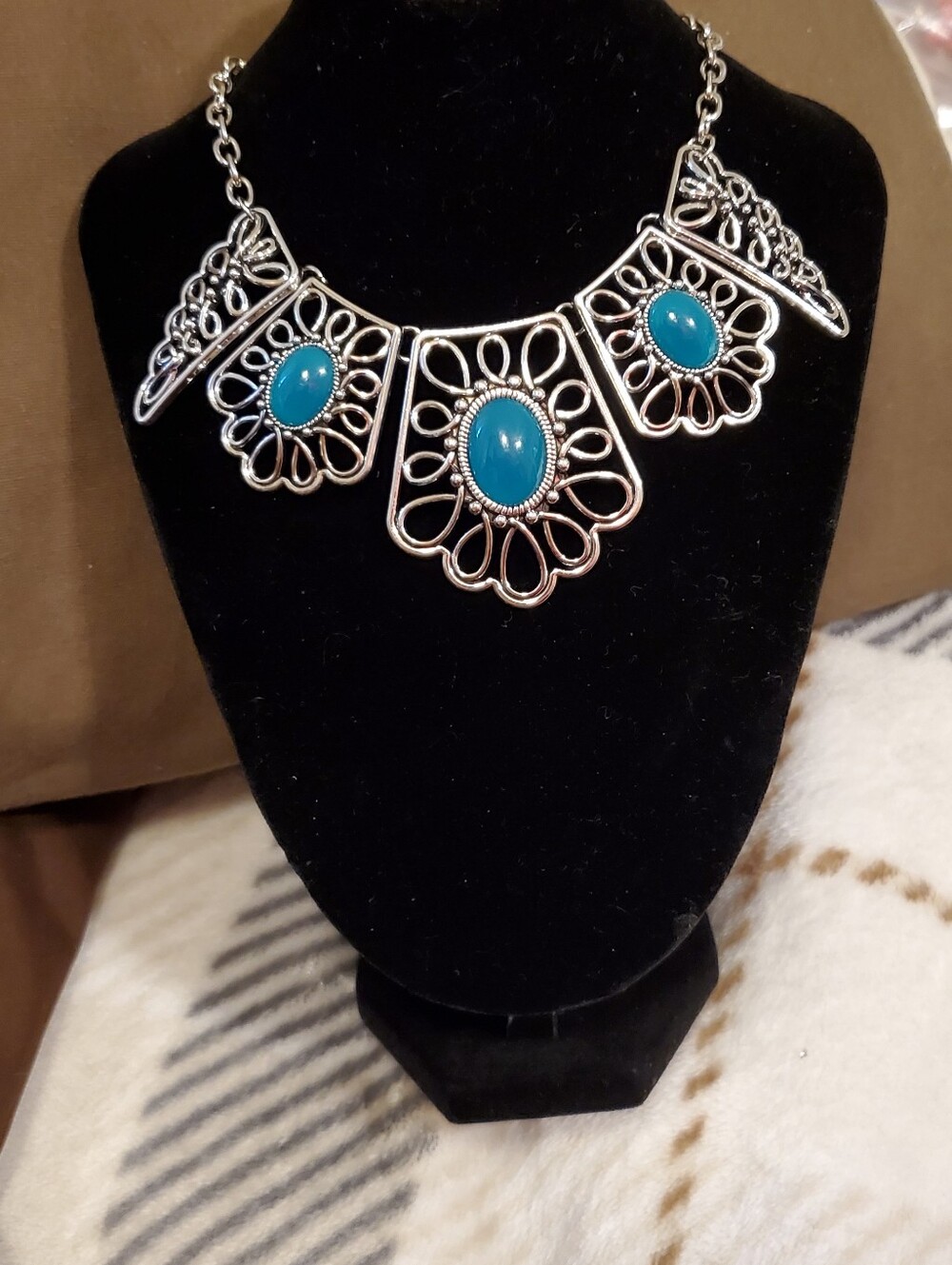 Georgous Turquoise Blue Necklace With Cabochons. Matching Earrings New - Picture 3 of 10
